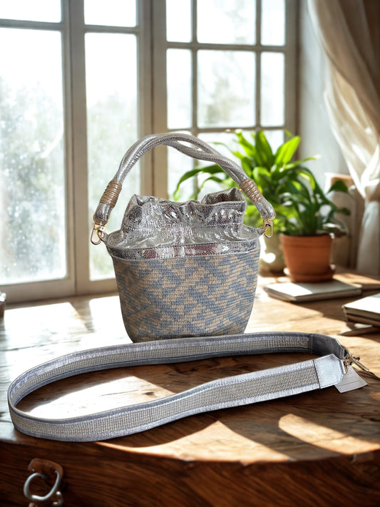Mochila Wayuu en cuero folia.