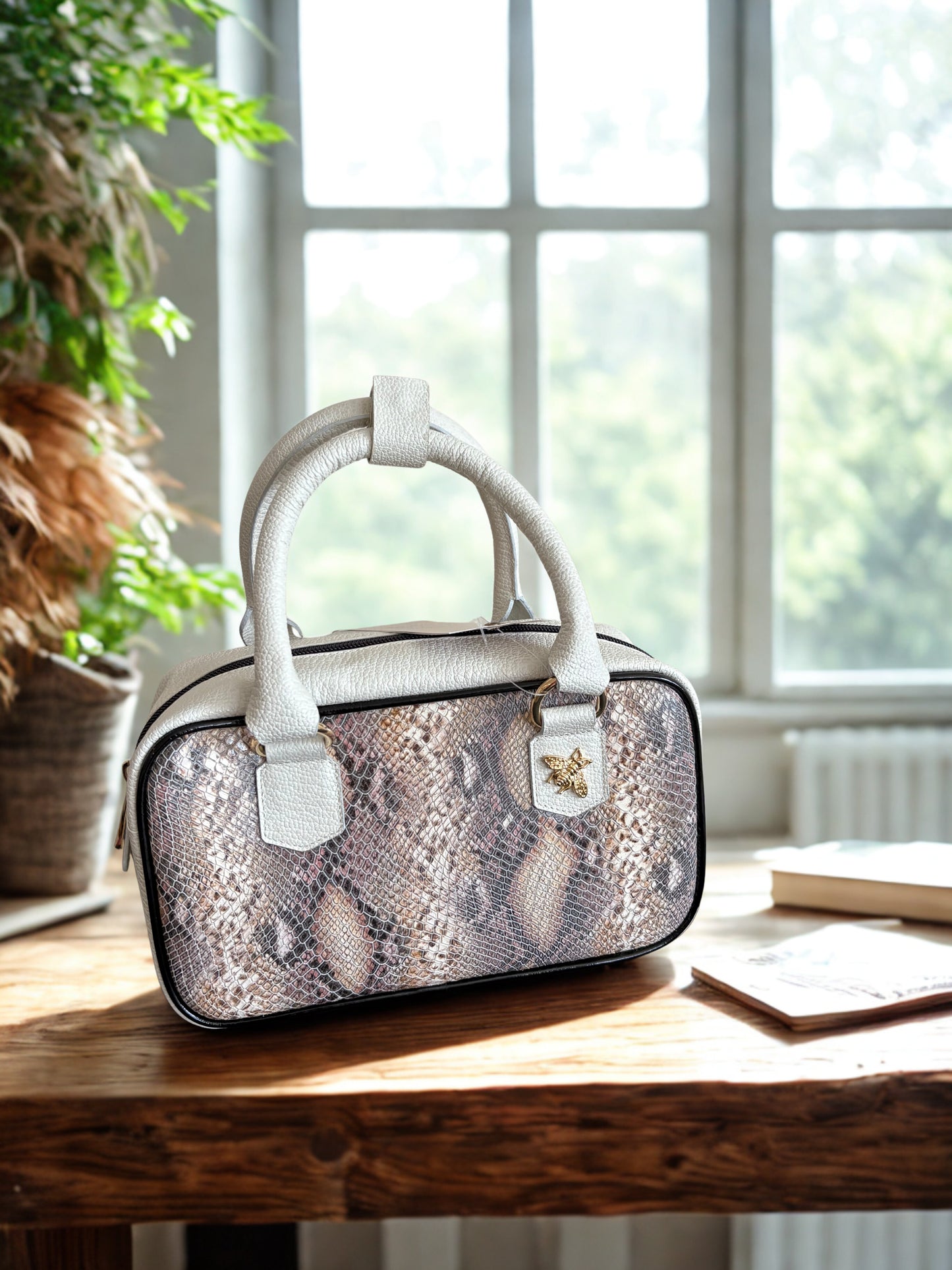 Bolso Elite Python: sofisticación atemporal.