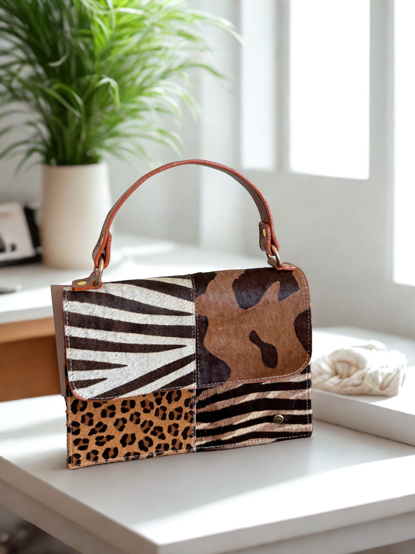Bolso safari patch animal print: Edición exclusiva.