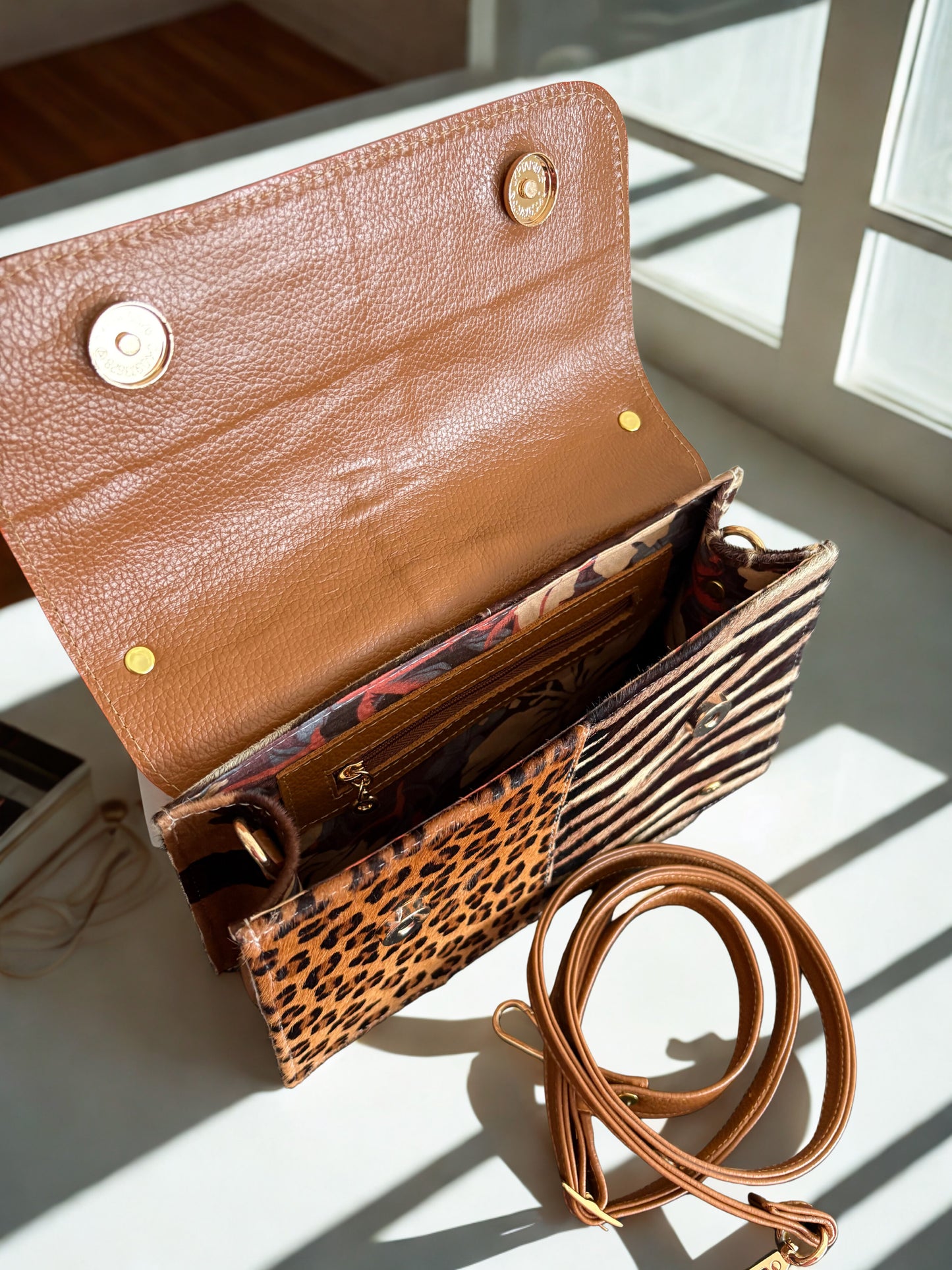 Bolso safari patch animal print: Edición exclusiva.
